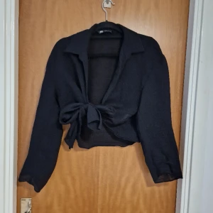 Blusa - Svart blusa från Zara storlek XL