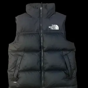 En sparsamt använd north face väst. Säljer för att den inte används längre