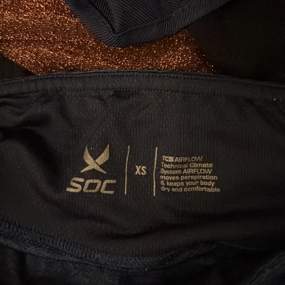Träningstights från SOC i stl xs. Jeans & Byxor.