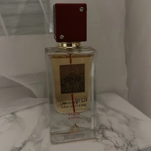 Lataffa Ana abiyedh rouge, aldrig använd. - En jättegod parym som efterliknar parfymen baccarat. Har huvudnoten Päron, kumquat, Bergamott. Hjärtnoterna är Pelargon, Kardemumma, Koriander.  