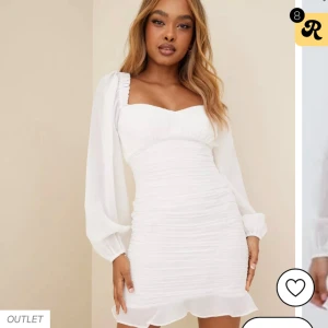 Jättesöt studentklänning - Jag säljer denna jättefina klänning då jag råkade ta en storlek för liten och inte hann returnera varan. Aldrig använd endast testad en gång (prislapparna finns även kvar) orginalpris 399