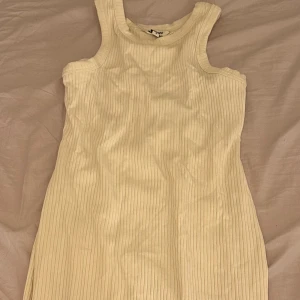 Fin beige klänning - Den är super fin i storlek m. Använts ungefär 2 gånger. Är i toppskick och är perfekt längd för dem flesta