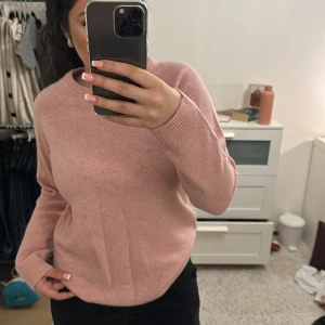 Stickad tröja  - Jättefin rosa stickad tröja från Cubus, aldrig använd med prislappen kvar! Storlek 158/164 men passar mig som har S men skulle passa xs-m! OBS VÄLJ GÄRNA INSTABOX SOM FRAKTALTERNATIV! 