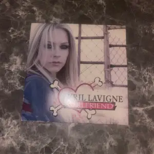 Säljer en Avril Lavigne skiva med låtarna Girlfriend och Alone då jag är i behov av pengar🙏 undrar du något är det bara att fråga!!