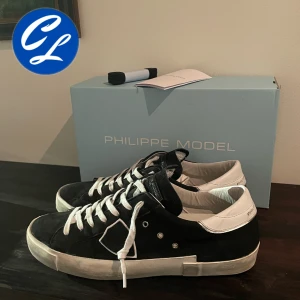 Philippe model skor  - Hej! Nu säljer vi de här riktigt feta skorna från Philippe Model! Skorna är i extemt bra skick (endast använda ca 5 gånger). Skorna är strl 43 men passar även 44. Retail ligger på ca 4000. Tveka inte att höra av dig vid minsta fråga eller fundering!👍