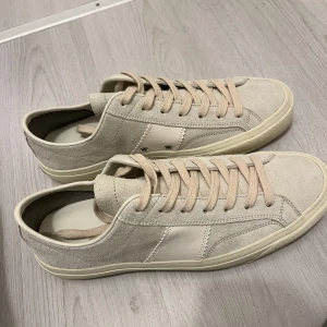 Tom Ford Cambridge stl 42 - Säljer ett par helt nya Tom Ford skor i modellen Cambridge som endast är testade. Säljes då dom inte passade mig. Kvitto och allt OG finns.