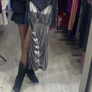 Silver klänning  - Silverklänning köpt i itallien 🤍  Storleks xs/s 🤍