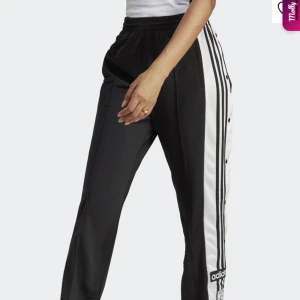 Adidas byxor - Säljer mina adidasbyxor från Zalando, helt slutsålda. I nyskick! Köpta för 750 