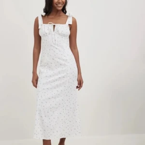 Klänning - Klänning från NAKD i storlek 32 (passar mig med xs också). Aldrig använd med prislappen kvar🩷