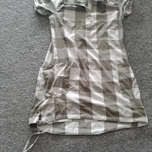 Houdini klänning  - En fin Houdini klänning som är oanvänd. Den är en perfekt klänning till sommaren eller till andra aktiviteter.  Skriv om intresse!