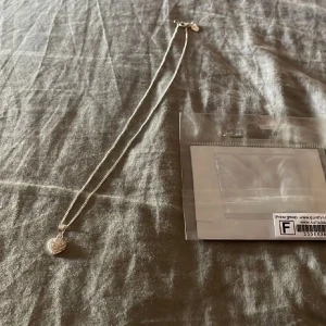 Äkta silverhalsband  - Halsband i äkta silver med ett hjärta från guldfynd. Köpt för 229 kronor, aldrig använt. 