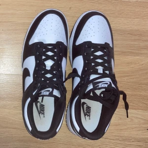NIKE DUNK PANDAS - Nike Dunk Pandas Storlek 42 Skick är nya! Har gått med dom 3 gånger! + Crease skydd