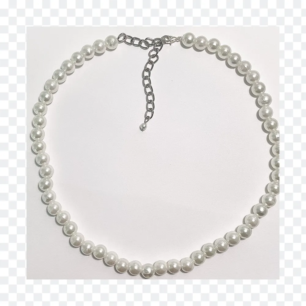 Ett super fint klassiskt pärlhalsband  Spännet är i rostfritt stål  Handgjort och oanvänt  Storlek: 39-46 cm långt. Accessoarer.