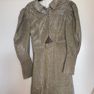 Adoore klänning  - Säljer min superfina Adoore klänning som aldrig kommit till användning samt har prislapp kvar. 