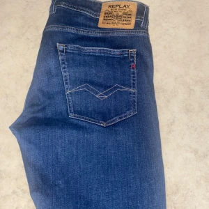 Replay Jeans - Ett par replay jeans i modellen Grover. Jeansen är i storlek W36 men sitter mer som W34 skulle jag säga.  Jeansen är i bra skick utan defekter. Nypris 1699kr Mitt pris 499kr Hör gärna av er vid eventuella frågor.
