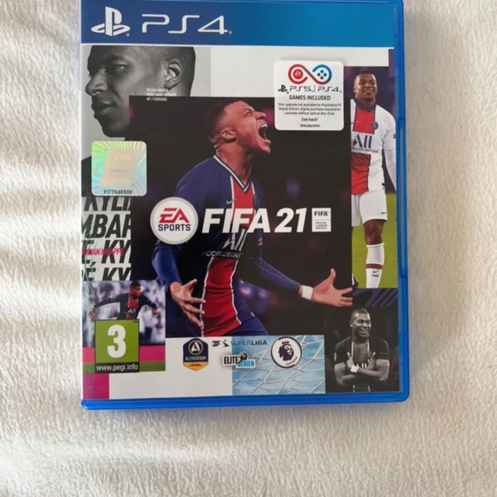 Säljer mitt FIFA 22 för ja har skaffat FIFA 24, den är inte använd så många gånger!!. Accessoarer.