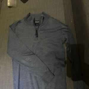 Tröja  - Säljer denna härliga halfzippen sommpassar bra till sommaren och är riktigt tunn och skön att ha på sig! För ett riktigt bra pris!