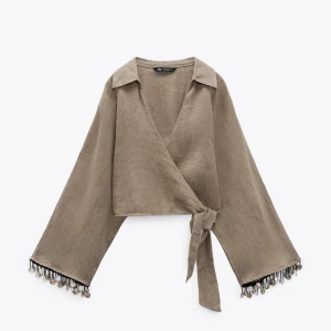 Fin skjorta med detaljer  - Säljer en jätte fin skjorta som har små detaljer vid armarna, aldrig använt och prislappen på! 