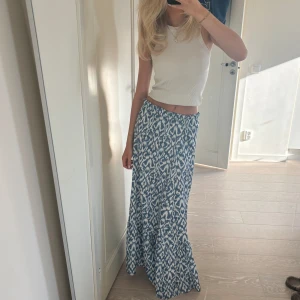 Mönstrad maxikjol  - Superfin mönstrad maxikjol, perfekt nu till sommaren😍💕 Jag är 175