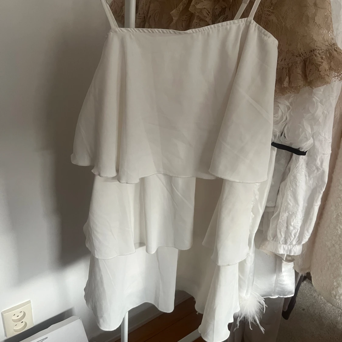 Vit klänning med volanger 