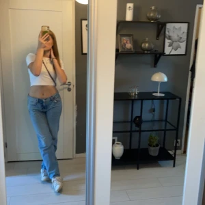 Lågmidjade jeans  - Säljer mina Lågmidjade jeans då dom blivit för små. Lite för korta på mig som är 173 så skulle säga att dom passar någon som är 170 och under.  Ser oanvända ut och är i jättebra skick!  Hör av er vid frågor🙌🏼