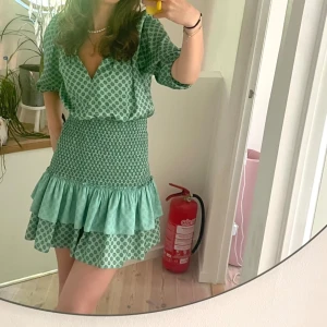 Klänning från SANDRO - Säljer min superfina Sandro klänning som har så fin passform och inte går att köpa längre 🩷 pris kan diskuteras