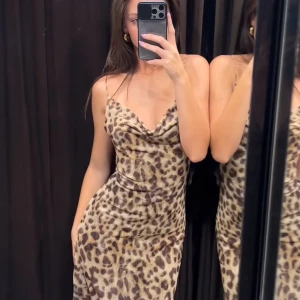 Zara klänning - Intressekoll på den populära leopardklänningen från zara. Den är helt oanvänd och lappen är kvar. Klänningen är slutsåld överallt. Kom med prisförslag!🥰