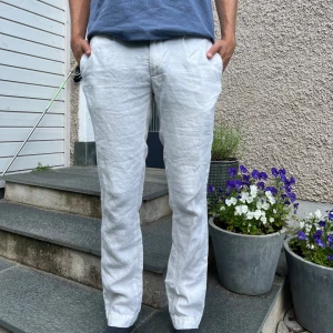Ralph Lauren linnebyxor - Säljer mina sparsamt använda Ralph Lauren linnebyxor. Snygg passform i storlek s. Modellen på bilden är 180 cm lång. Bara att höra av sig för frågor och fler bilder. Inga defekter, väldigt bra skick!
