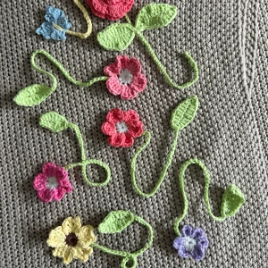 Virkade bokmärken 🌸 - Virkar super söta bokmärken i alla möjliga olika sorters färger och mönster, framförallt blommor 🌸🌻🌼🌺 bara att höra av sig för beställning om önskemål av färg och längs eller om det är något annat specifikt bokmärke man vill ha, pris 30-50 kr 🥰