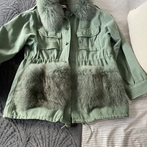 Custommade jacka - Säljer denna gröna custommade jacka som är i bra skick. Skriv för fler bilder ❤️priset kan diskuteras 