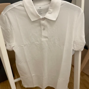 Pikétröja  - Helt oanvända piké tröjor. Finns att köpa i två olika storlek och i tre olika färger.  XS/S. Svart, marinblå och vit. Pris kan diskuteras