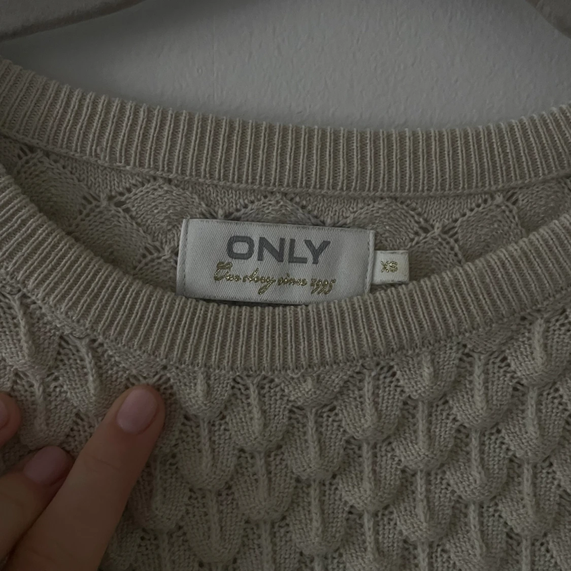 Beige stickad tröja - 90