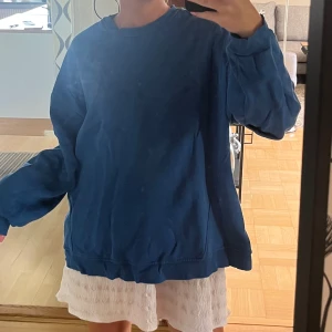 Blå oversize hoodie - Jättefin blå färgad hoodie. Storlek S men lite större i storleken. Perfekt till sommaren över en klänning💖