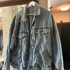 JENSJACKA  - Säljer denna för tycker inte riktigt om hur den sitter på mig orginal pris är 600 nytt sick 