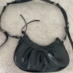 Svart handväska - Svart handväska från Ginatricot, använd endast ett få tal gånger och orginal priset ligger på 399.