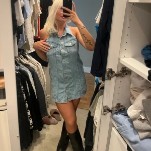 Denim klänning  - Säljer denna jeansklänning från zara. Använd ett fåtal gånger. Öppen i ryggen och skitsnygg!! Nypris 599:- säljer för 250:- 