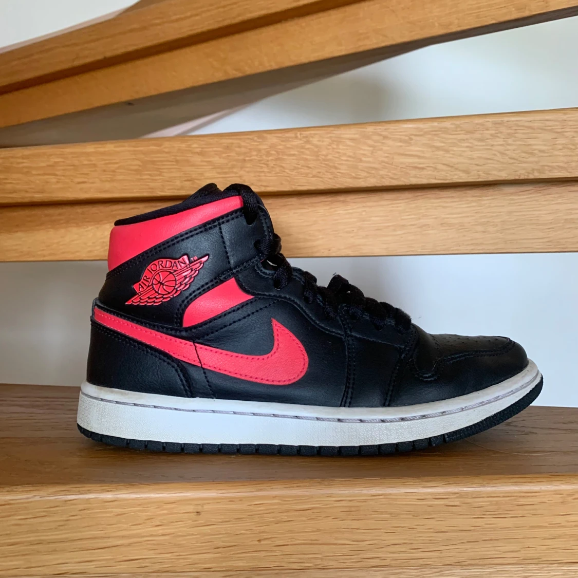 Jorden 1 Mid Black/Siren Red-White  - 41