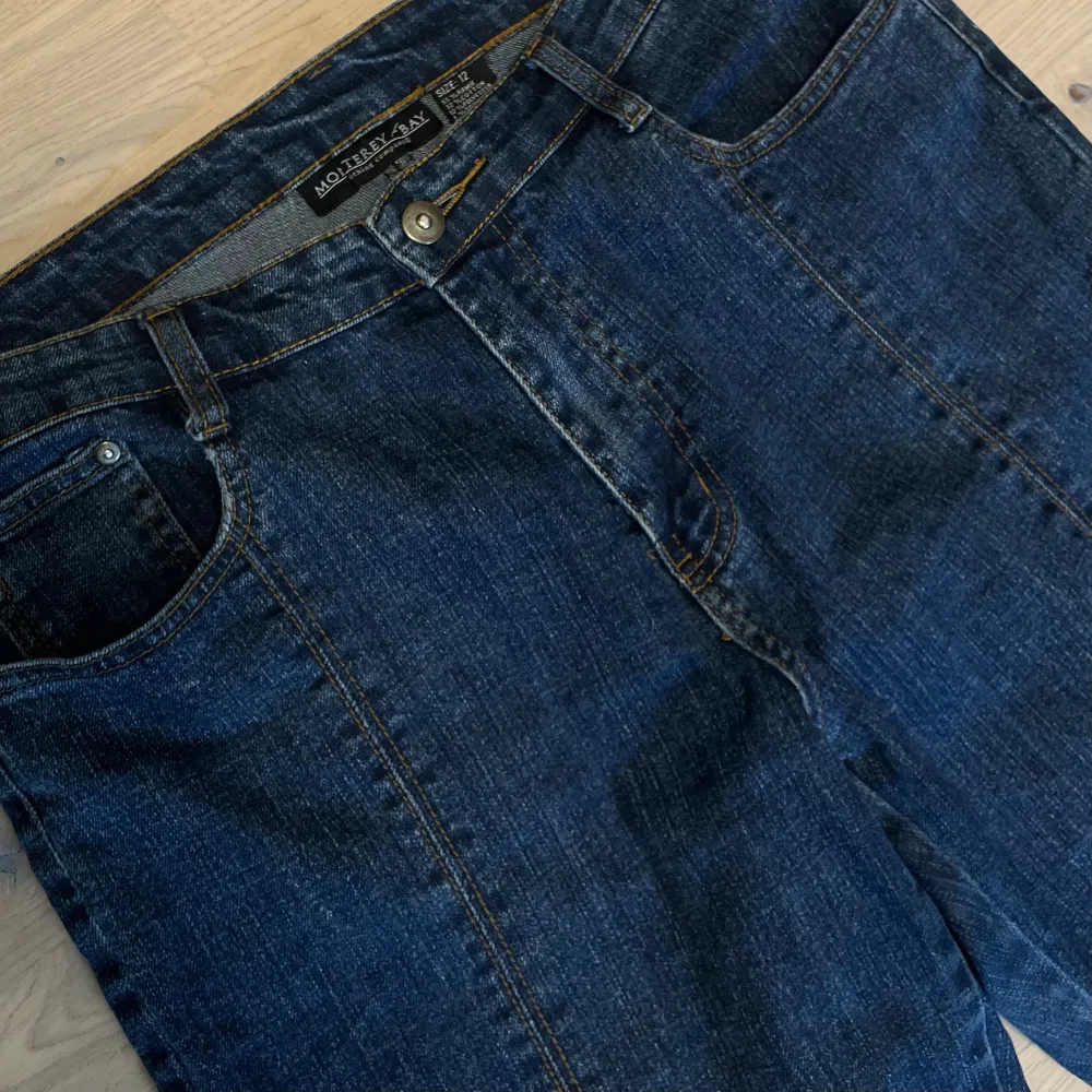 Baggy jeans med lite bootcut. Midjemått tvärsöver är 40 cm, total längd 103 cm och benöppningen är 25cm. . Jeans & Byxor.