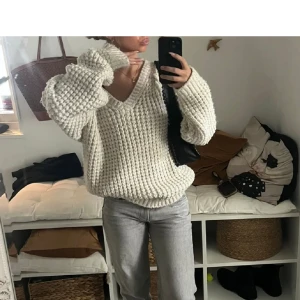 Stickad tröja  - Beige stickad tröja, använd fåtal gånger! Köpt på Plick❤️