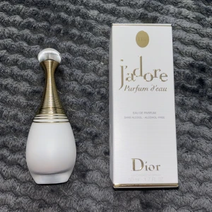 J’adore parfym 50 ml - • Luktar extremt gott • Håller till nästa dag • Oanvänd Jag tar emot ganska många prisförslag🩷🩷🩷