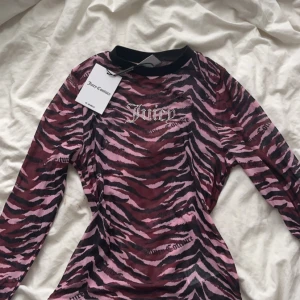 JUICY TRÖJA - Jätte bra skick, har aldrig haft på mig den!💕 Storlek S. Pris kan diskuteras, kan köpas med matchande byxor, kolla min profil!🌹💋💕