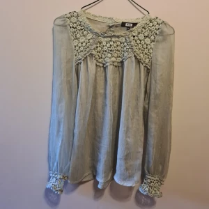 Blus  - Moss grön blus. Luftigt material. Använd 1-2 ggr men har inga fläckar eller hål. Gott skick💗