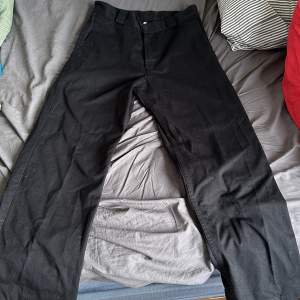 Säljer dessa baggy chinos av sweet sktbs i storlek S (köpt på Junkyard) bra skick och använt fåtal gånger