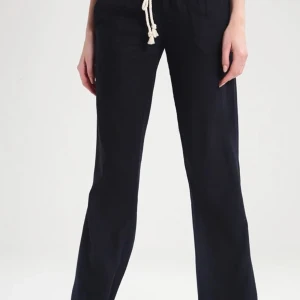 Roxy linnebyxor  - Linnebyxor från roxy i strl M men små i storleken så passar S också. Jag är 173 och de är för korta för mig men har de extremt lågmidjat på andra bilden, vill bli av med de snabbt skriv vid frågor!🩷