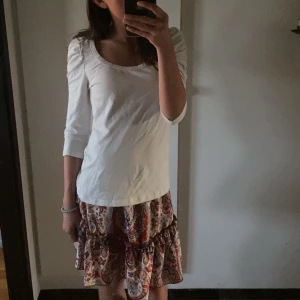 Köp ifall du vill ha en en somrig tröja till din outfit detta sommarlov! - Det är en vit tröja som passar mig som oftast har storlek S och XS, tröjan har en liten liten fläck som var där sen vi köpt den. Ifall ni är intresserade kan jag skicka bild på fläcken, (DEN SYNS INTE!!) det är en gammal modell från H&M!