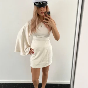 adooreklänning - Säljer denna adooreklänningen! Perfekt till studenten eller nu i sommar! Säljes i befintligt skick. Storlek S