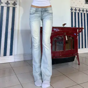 Låga vintage jeans med lite bootcut💞 midja 75cm & Innerben 81cm. Obs har lite fläckar här & var, skriv för närmare & fler bilder💞stretchiga. Jag är ca 165