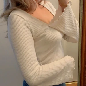 Vit topp - Vit gullig topp, bra omskött och i fint skick! använd gärna ”köp nu” 💘