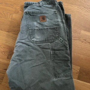 Carhartt byxor - Snygga vida carhartt byxor. Strl: 36x30 Cond:7/10, vintage Säljer pga behov av pengar och eftersom de ej kommer så mycket till användning.
