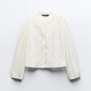 Zara blus - Jättefin vit blus från zara med broderi. Den är aldrig använd och har lappen kvar! Det är bara att skriva om ni har några frågor!💕